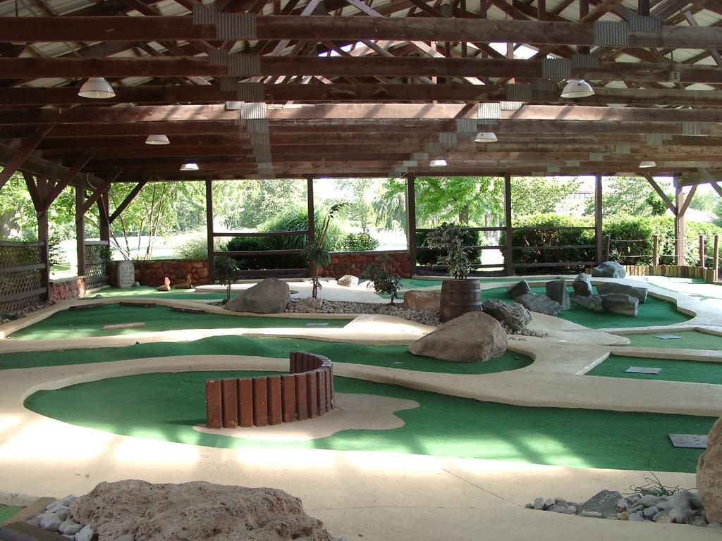 Circle M Camping Resort Screened Park Model 27 Wabank Exterior photo